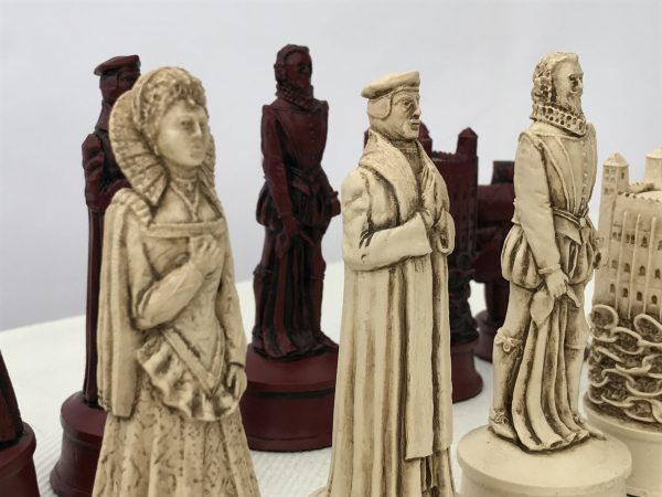 Berkeley Chess Ltd - Elizabethan Chess Set - Ivory and Red - Image 6