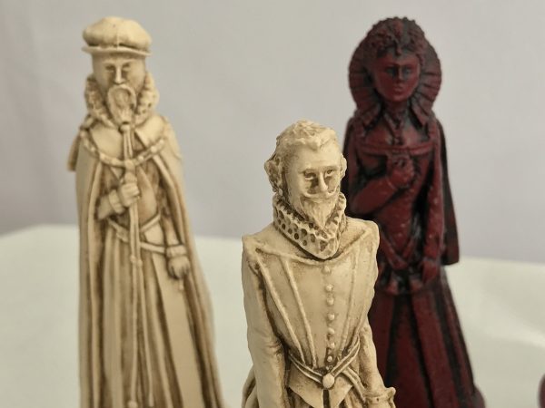 Berkeley Chess Ltd - Elizabethan Chess Set - Ivory and Red - Image 7