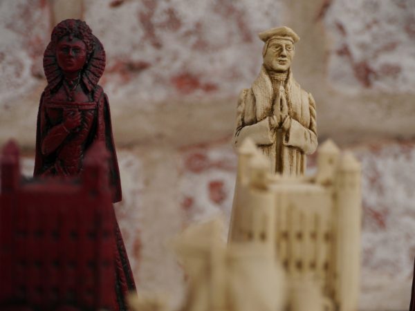 Berkeley Chess Ltd - Elizabethan Chess Set - Ivory and Red - Image 8