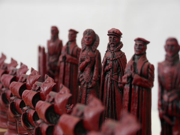 Berkeley Chess Ltd - Elizabethan Chess Set - Ivory and Red - Image 9