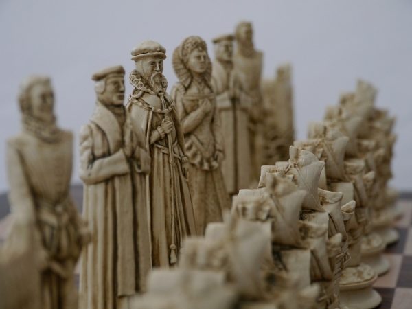 Berkeley Chess Ltd - Elizabethan Chess Set - Ivory and Red - Image 10