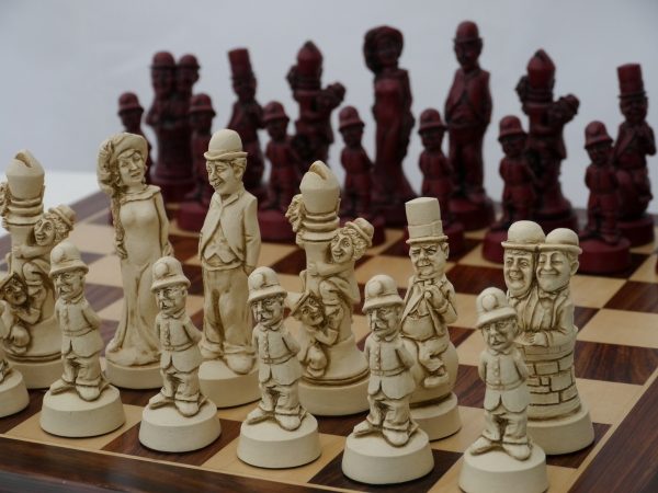 Berkeley Chess Ltd - Movie Stars Chess Set - Ivory and Red