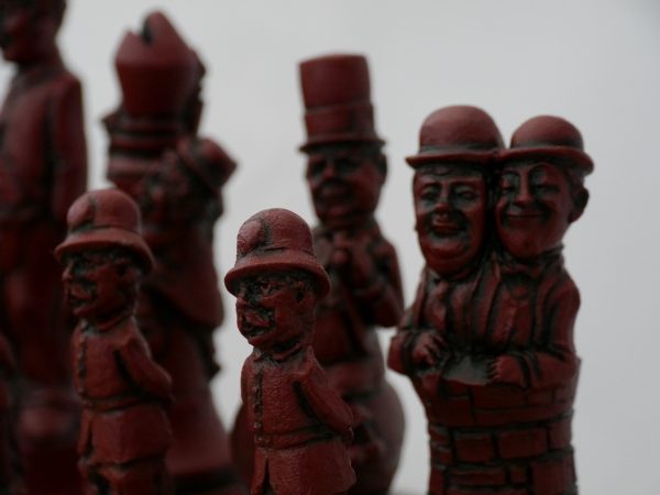 Berkeley Chess Ltd - Movie Stars Chess Set - Ivory and Red - Image 4