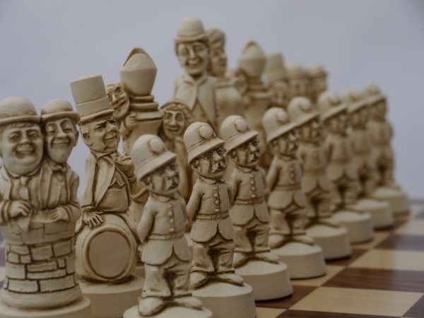 Berkeley Chess Ltd - Movie Stars Chess Set - Ivory and Red - Image 9