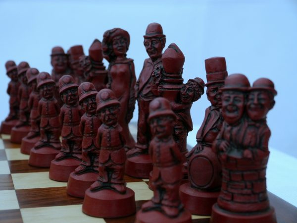Berkeley Chess Ltd - Movie Stars Chess Set - Ivory and Red - Image 10