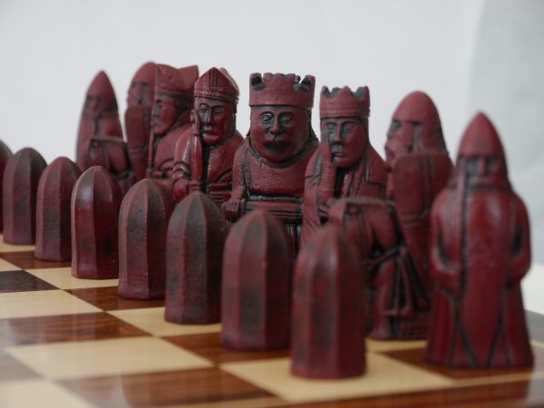 Berkeley Chess - Isle of Lewis Chess Set - Ivory and Red