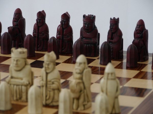 Berkeley Chess - Isle of Lewis Chess Set - Ivory and Red - Image 6