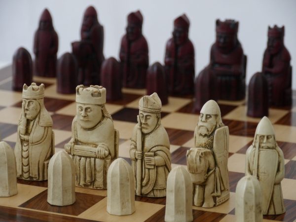 Berkeley Chess - Isle of Lewis Chess Set - Ivory and Red - Image 7