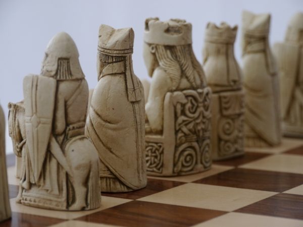 Berkeley Chess - Isle of Lewis Chess Set - Ivory and Red - Image 9