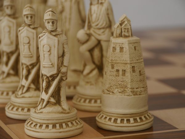Berkeley Chess Ltd - Shakespeare - Ivory and Red - Image 9