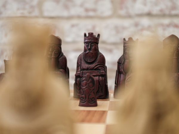 Berkeley Chess - FULL SIZE Isle of Lewis Chess Set - Ivory and Red - with Case Board - Image 4