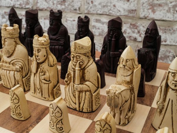 Berkeley Chess - FULL SIZE Isle of Lewis Chess Set - Ivory and Red - with Case Board - Image 6