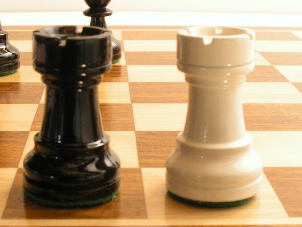 Black and White Staunton Charlotte Chess Pieces - Image 5
