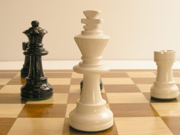 Black and White Staunton Charlotte Chess Pieces - Image 7