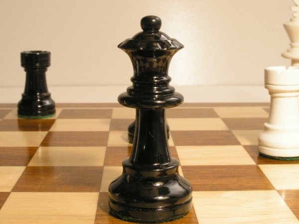 Black and White Staunton Charlotte Chess Pieces - Image 8