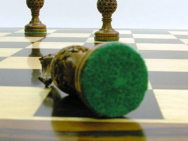 Globe with 4.5 inch King Chess Set - Image 2
