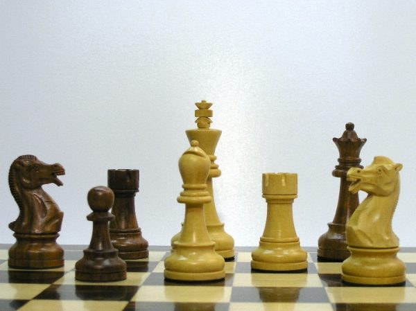 Chess Champion 4.5 inch King Staunton Chess Pieces - Image 3