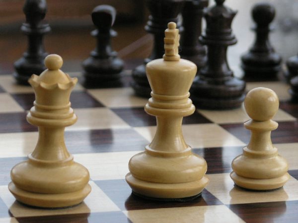 Small Triple Weight Felted Staunton Chess Pieces in Rosewood - Image 6