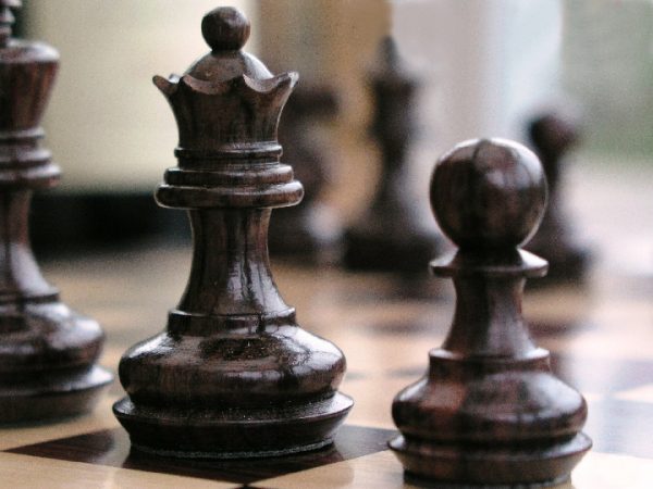 Small Triple Weight Felted Staunton Chess Pieces in Rosewood - Image 7