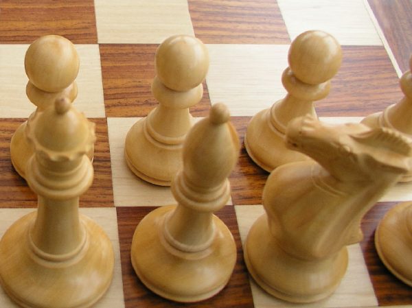 Hannah Staunton in Bud Rosewood 4 inch King Chess Pieces - Image 2