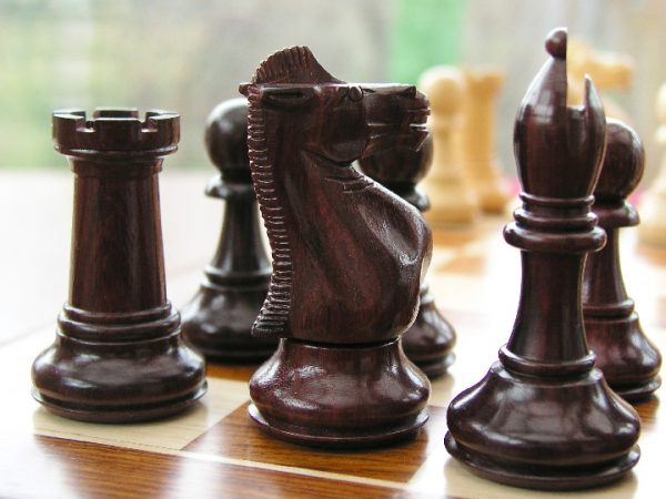 Hannah Staunton in Bud Rosewood 4 inch King Chess Pieces