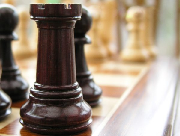 Hannah Staunton in Bud Rosewood 4 inch King Chess Pieces - Image 3