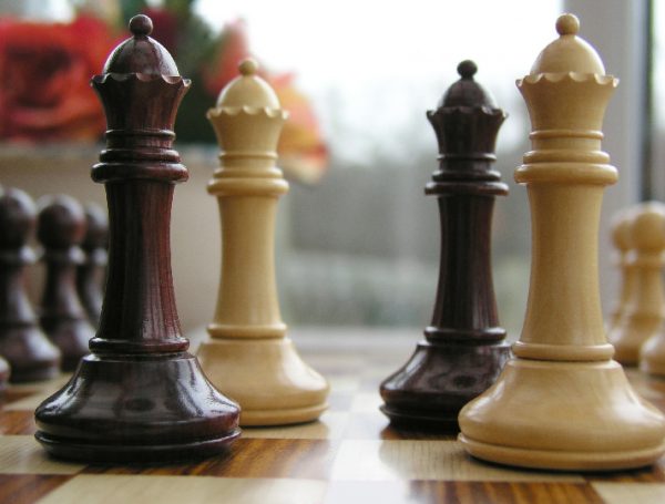 Hannah Staunton in Bud Rosewood 4 inch King Chess Pieces - Image 5