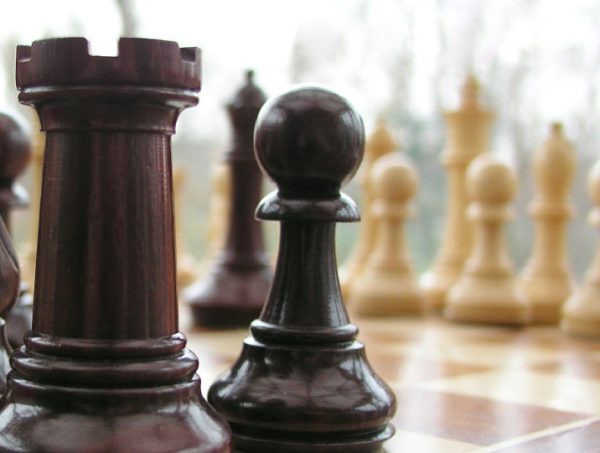 Hannah Staunton in Bud Rosewood 4 inch King Chess Pieces - Image 7