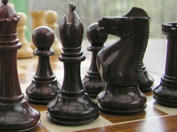 Hannah Staunton in Bud Rosewood 4 inch King Chess Pieces - Image 8