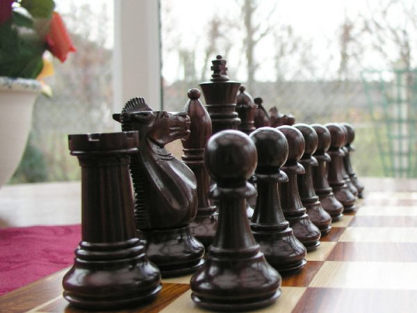 Hannah Staunton in Bud Rosewood 4 inch King Chess Pieces - Image 9