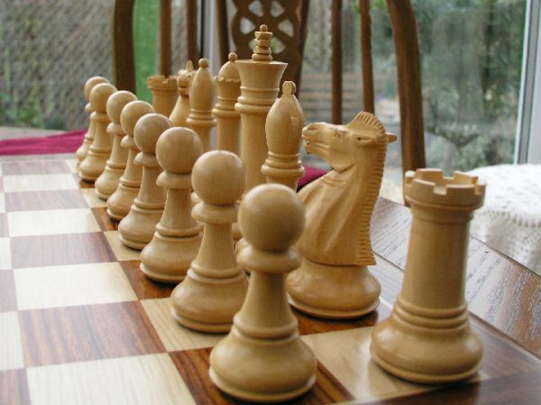 Hannah Staunton in Bud Rosewood 4 inch King Chess Pieces - Image 10