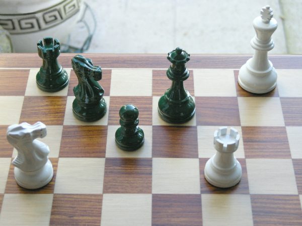 American Staunton in Dark Green-White Gloss Chess Pieces - Image 3