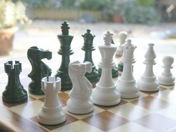 American Staunton in Dark Green-White Gloss Chess Pieces