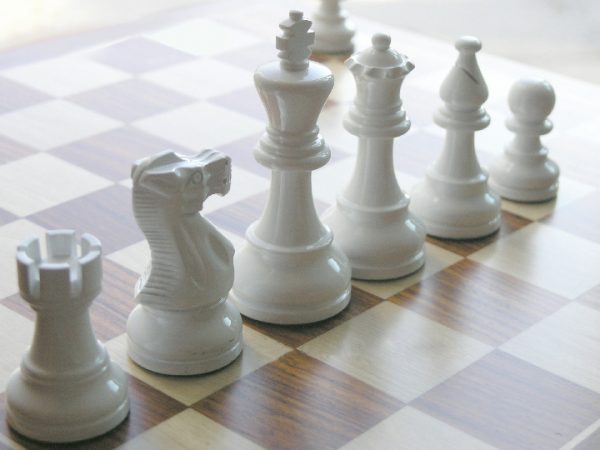 American Staunton in Dark Green-White Gloss Chess Pieces - Image 4
