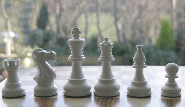 American Staunton in Dark Green-White Gloss Chess Pieces - Image 5
