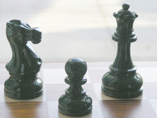 American Staunton in Dark Green-White Gloss Chess Pieces - Image 6