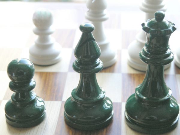 American Staunton in Dark Green-White Gloss Chess Pieces - Image 8
