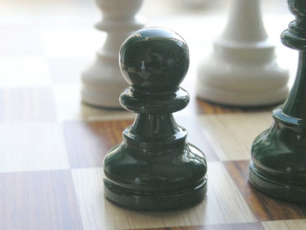 American Staunton in Dark Green-White Gloss Chess Pieces - Image 9