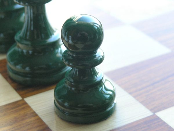 American Staunton in Dark Green-White Gloss Chess Pieces - Image 10