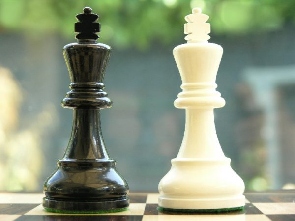 American Staunton in Black and White  with 4 inch King Chess Pieces - Image 5