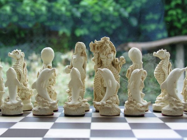 Berkeley Chess - Sea Life Chess Set - Brown - Image 3