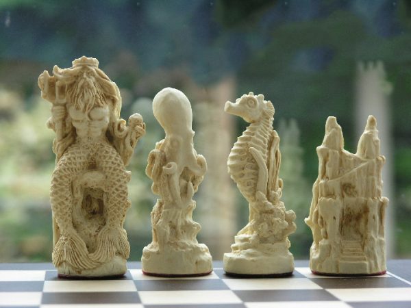 Berkeley Chess - Sea Life Chess Set - Brown - Image 9