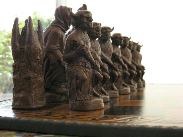 Berkeley Chess Ltd - Lord of the Rings Chess Pieces - Brown - Image 10