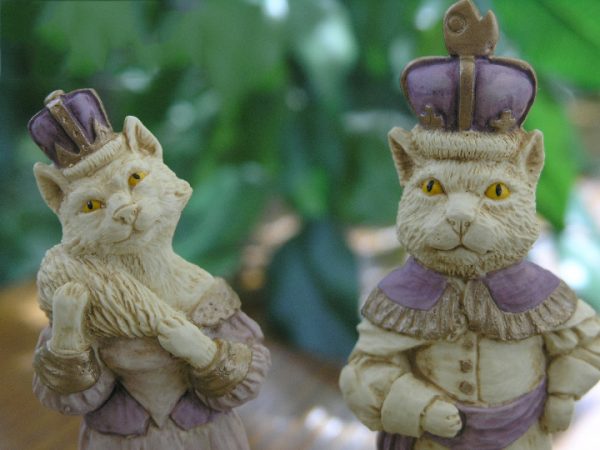 Mascott Chess - Hand Painted Cats and Dogs Chess Set - Image 5