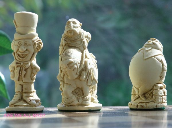 Alice in Wonderland Chess Set - Image 3