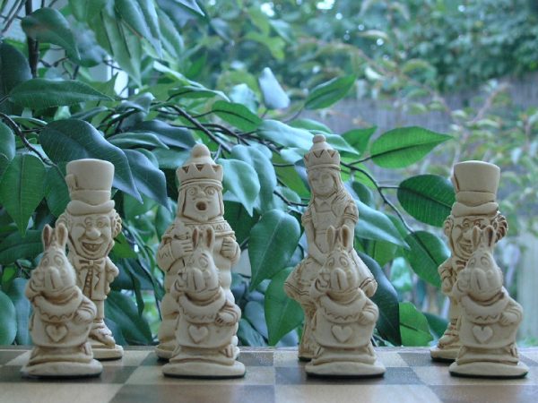 Alice in Wonderland Chess Set - Image 4