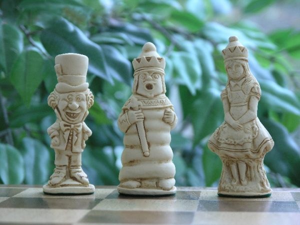 Alice in Wonderland Chess Set - Image 6