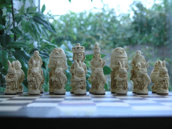New Alice in Wonderland Chess Set - Image 6