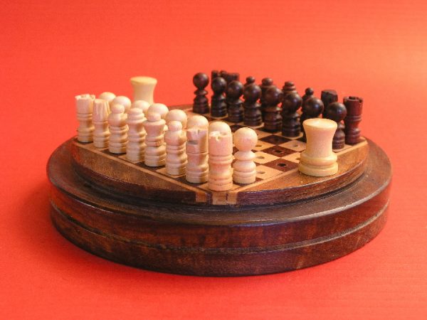 Round Peg Travel 4 inches Diameter Chess Set - Image 3