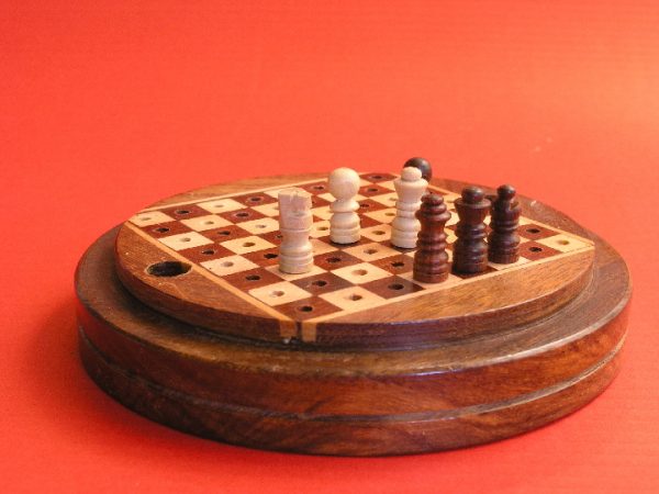 Round Peg Travel 4 inches Diameter Chess Set - Image 4